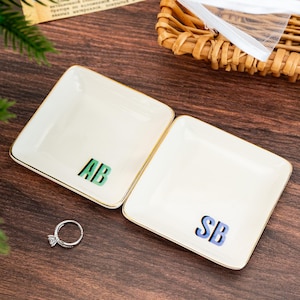 Plato para baratijas con letras personalizadas, plato para anillos con inicial personalizada, plato para joyas de graduación, regalo para dama de honor de boda, regalo de cumpleaños para mejor amiga