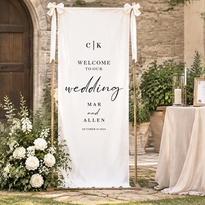 Striscione di benvenuto personalizzato per matrimoni, insegna in tessuto minimalista con monogramma, elegante decorazione per l'ingresso del ricevimento, sfondo con calligrafia moderna
