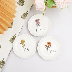 Personalized Birth Flower Ring Dish,Perfect Bridesmaid or Best Friend Gift,Wedding Ring Dish,Custom Jewelry Dish,Birthday Party,Gift for Mom