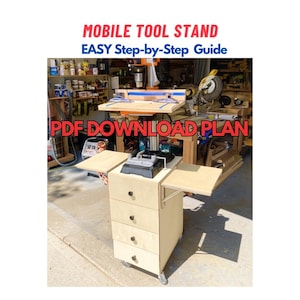 Könnte beinhalten: Ein mobiler Werkzeugständer aus hellem Holz mit drei Schubladen und zwei seitlichen Erweiterungen. Der Ständer steht auf Rädern und hat ein schwarzes Werkzeug oben. Der Text auf dem Bild lautet "MOBILE TOOL STAND EASY Step-by-Step Guide PDF DOWNLOAD PLAN."