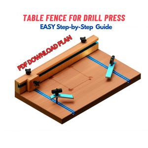Op de afbeelding: Een houten tafelhek voor een boorpers, met een lichtbruin oppervlak, blauwe rails en zwarte verstelknoppen. De tekst "TABLE FENCE FOR DRILL PRESS" en "EASY Step-by-Step Guide" zijn zichtbaar. De tekst "PDF DOWNLOAD PLAN" is ook zichtbaar.