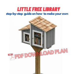 Puede incluir: Una pequeña biblioteca pública de madera, pintada de gris con un tejado de tejas marrones. La biblioteca tiene dos compartimentos con puertas de cristal. El texto dice "LITTLE FREE LIBRARY" y "PDF DOWNLOAD PLAN".