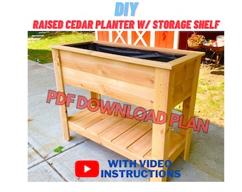 Op de afbeelding: DIY verhoogde ceder plantenbak met een opbergplank. De plantenbak is gemaakt van natuurlijk hout en heeft een zwarte voering. De plantenbak staat op een betonnen terras. De afbeelding bevat de tekst "DIY RAISED CEDAR PLANTER W/STORAGE SHELF", "PDF DOWNLOAD PLAN" en "WITH VIDEO INSTRUCTIONS".