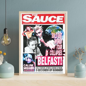 Puede incluir: Un póster enmarcado titulado The Sauce, con fecha del 26 de marzo de 2020, que presenta un collage de miembros de la banda y un globo terráqueo. El texto dice Sold Out World Tour Collapses In Belfast, Calum Missing e Is This The End For 5 Seconds Of Summer.