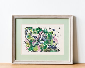 Può includere: Un'illustrazione incorniciata di una scena di foresta fantasiosa con fogliame verde e blu, fiori rosa e uccelli neri che volano sopra.