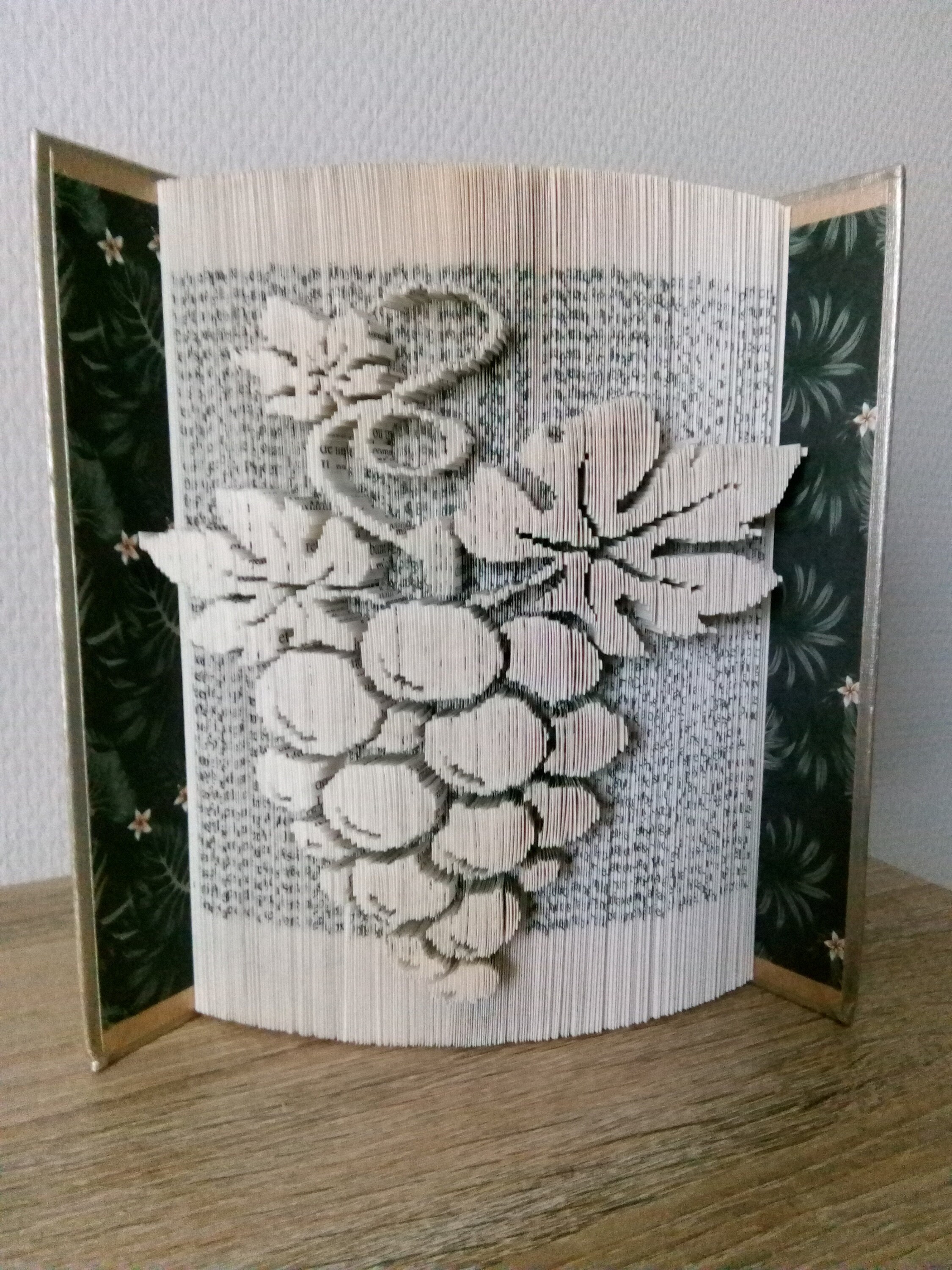 Sculpture Livre Plié Grappe de Raisins