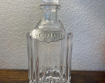 Decantador de cristal Cristal d’Arques Villandry vintage con etiqueta de peltre Steiff para whisky escocés.