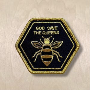 God Save the Queens - Sechseckiger gestickter goldener Bienen Aufnäher