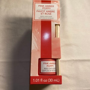 以下が含まれることがあります： ピンクアンバーポピーリードディフューザー。30mlのボトルと木製スティック付き。パッケージはピンクと白のデザインで、「ピンクアンバーポピー」と「パヴォアンブレエローズ」の文字が書かれています。