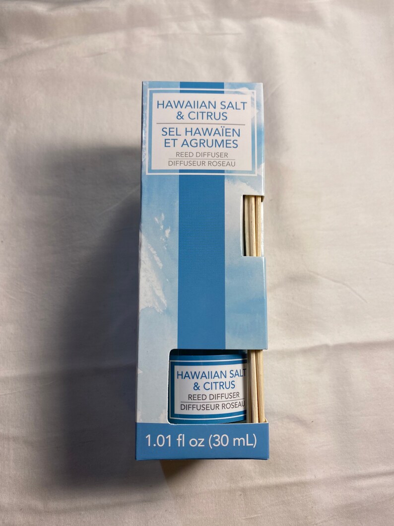 以下が含まれることがあります： 青い白の模様が施された白い箱に、リードディフューザーが入っています。箱には「Hawaiian Salt & Citrus Reed Diffuser 1.01 fl oz (30 mL)」と書いてあります。