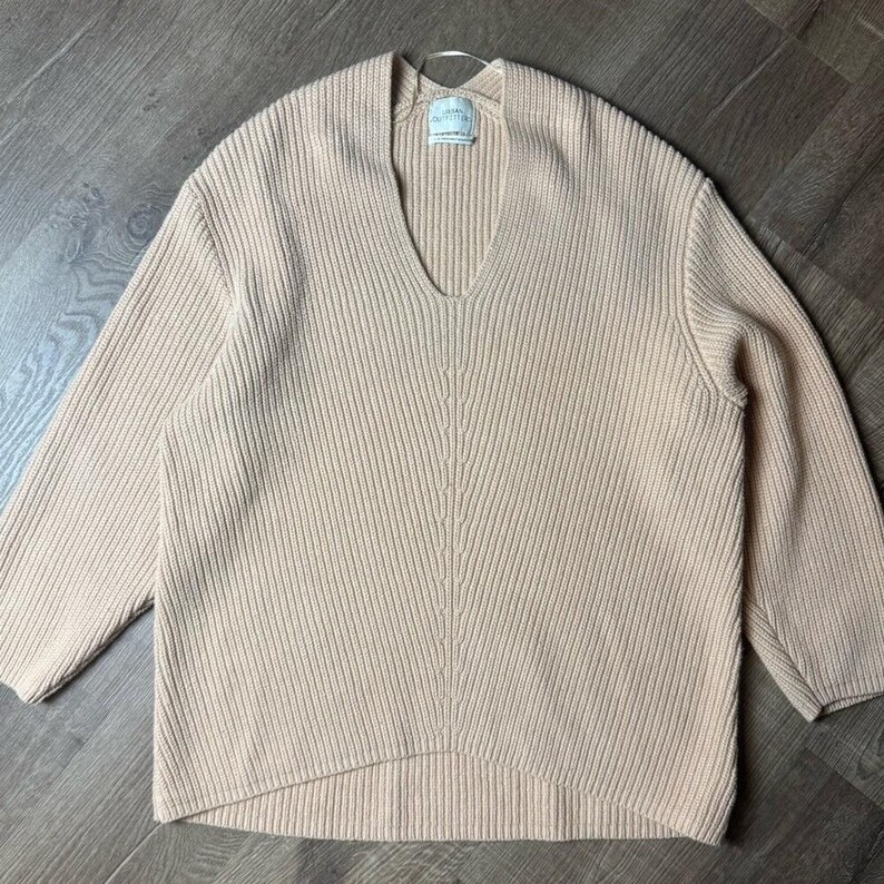 Suéter extragrande con cuello en V y canalé de Urban Outfitters, talla grande imagen 2