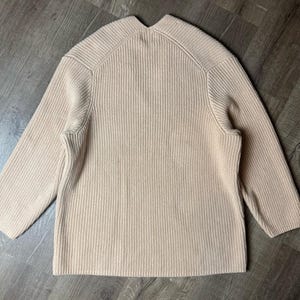 Suéter extragrande con cuello en V y canalé de Urban Outfitters, talla grande imagen 6