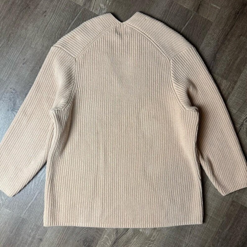 Suéter extragrande con cuello en V y canalé de Urban Outfitters, talla grande imagen 6