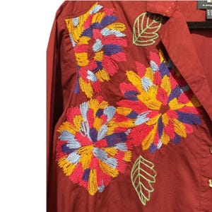 Camisa con botones y bordado floral de Maeve by Anthropologie imagen 5