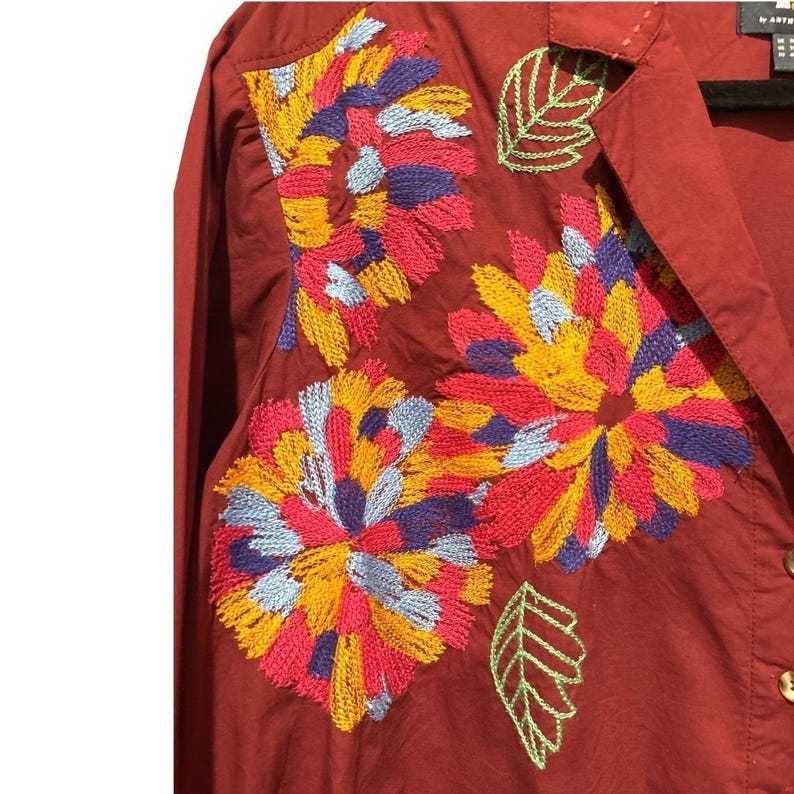 Camisa con botones y bordado floral de Maeve by Anthropologie imagen 5