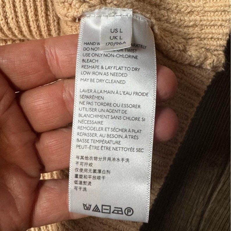Suéter extragrande con cuello en V y canalé de Urban Outfitters, talla grande imagen 8