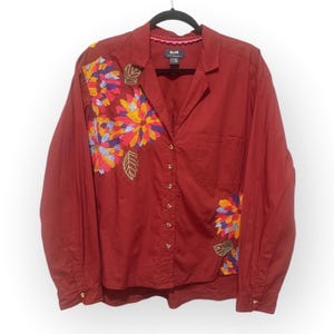 Camisa con botones y bordado floral de Maeve by Anthropologie imagen 2