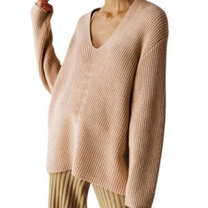 Suéter extragrande con cuello en V y canalé de Urban Outfitters, talla grande imagen 1
