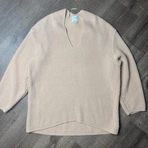 Suéter extragrande con cuello en V y canalé de Urban Outfitters, talla grande imagen 7