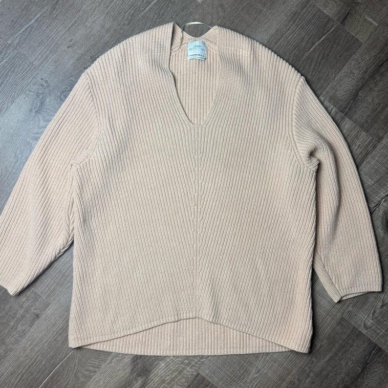 Suéter extragrande con cuello en V y canalé de Urban Outfitters, talla grande imagen 7