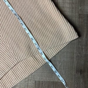 Suéter extragrande con cuello en V y canalé de Urban Outfitters, talla grande imagen 5