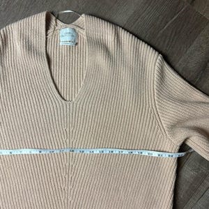 Suéter extragrande con cuello en V y canalé de Urban Outfitters, talla grande imagen 4