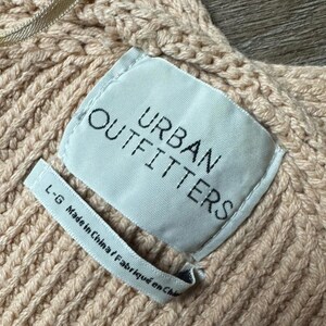 Suéter extragrande con cuello en V y canalé de Urban Outfitters, talla grande imagen 3
