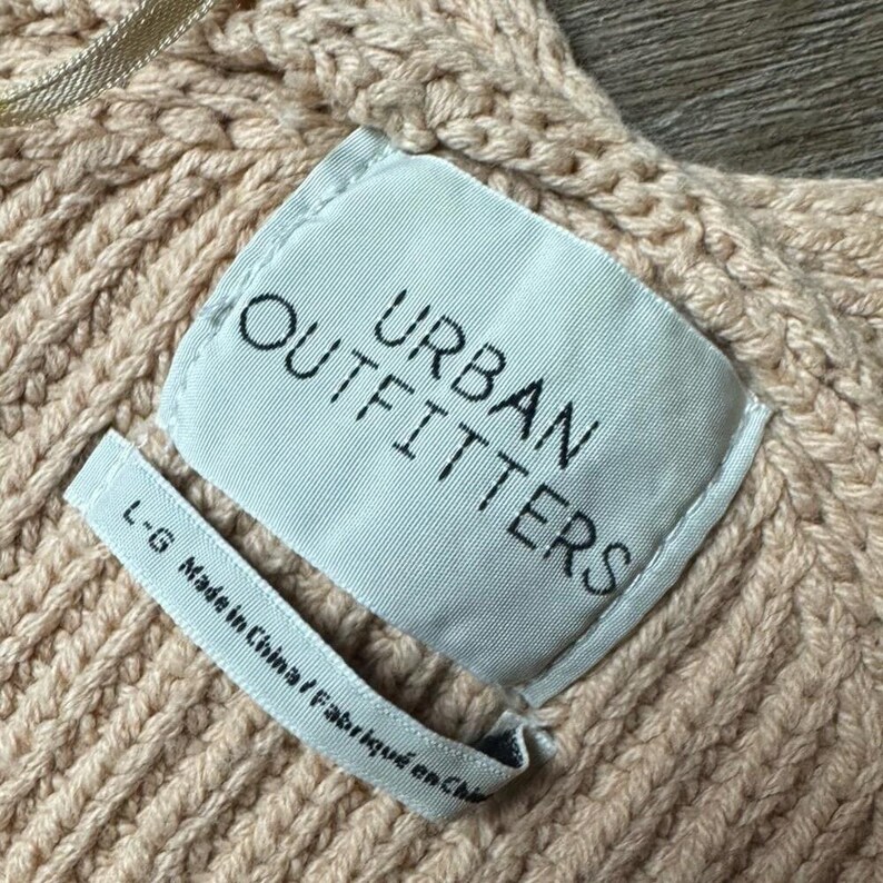 Suéter extragrande con cuello en V y canalé de Urban Outfitters, talla grande imagen 3