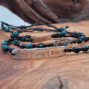 pulseira de macramê gravada com lava azul claro e contas de prata esterlina, presente personalizado com letras e símbolos gravados à mão.