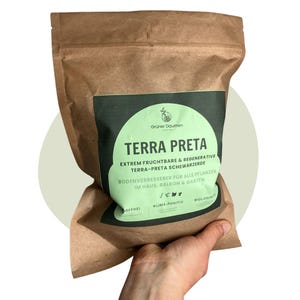 Pode incluir: Um saco de papel castanho com um rótulo verde e preto que diz "Terra Preta" e "Extrem fruchtbare & regenerative Terra-Preta Schwarzerde". O rótulo também inclui o texto "Bodenverbesserer für alle Pflanzen im Haus, Balkon & Garten", "Düngerfrei", "Klima Positiv" e "Biologisch".