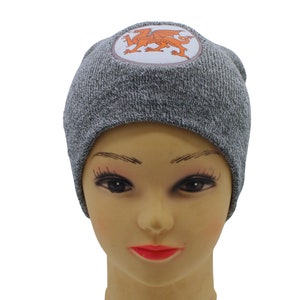 Wintermütze mit Welsh Motiv, Wollmütze grau, Beanie mit walisischem Drachen, Kunstleder Patch, 2 Motive
