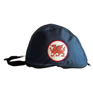 Könnte beinhalten: Eine dunkelblaue, mit Reißverschluss versehene Stofftasche mit einem roten Drachen-Patch auf der Vorderseite. Der Drache befindet sich in einem weißen Kreis mit rotem Rand.