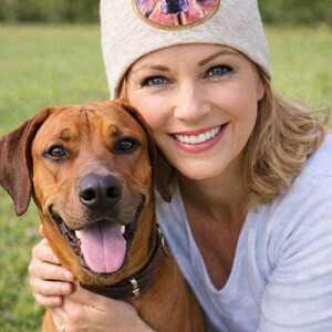 Beige melange beanie with Rhodesian Ridgeback patch (faux leather), cotton slouch