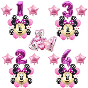 Pu&ograve; includere: Decorazioni per feste di compleanno a tema Minnie Mouse in rosa, nero e bianco. Il set include quattro grandi numeri in lamina rosa, 1, 2, 3 e 4, palloncini a stella rosa e palloncini Minnie Mouse con pois rosa.