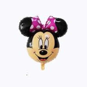 Pu&ograve; includere: Un palloncino in alluminio a forma di testa di topo dei cartoni animati con orecchie nere, viso color carne e un fiocco rosa acceso con pois bianchi. Il personaggio ha occhi grandi, ciglia lunghe, un naso nero e una bocca sorridente.