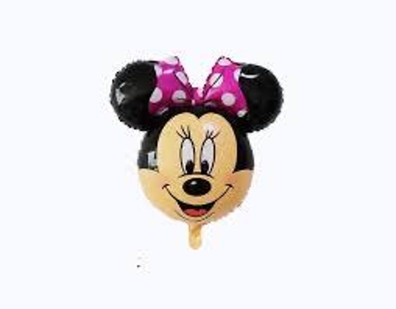 Pu&ograve; includere: Un palloncino in alluminio a forma di testa di topo dei cartoni animati con orecchie nere, viso color carne e un fiocco rosa acceso con pois bianchi. Il personaggio ha occhi grandi, ciglia lunghe, un naso nero e una bocca sorridente.