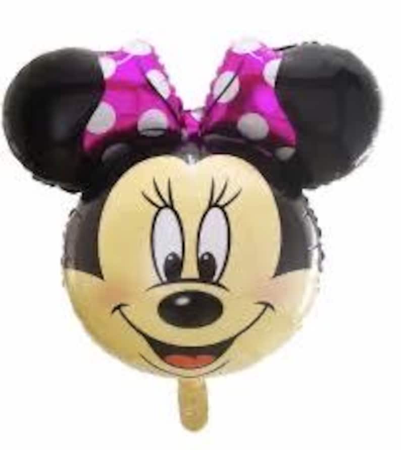 Pu&ograve; includere: Un palloncino in alluminio a forma di testa di topo dei cartoni animati con grandi orecchie nere e un fiocco rosa acceso con pois bianchi. Il viso &egrave; beige chiaro con occhi neri, ciglia, naso nero e una bocca larga e sorridente.