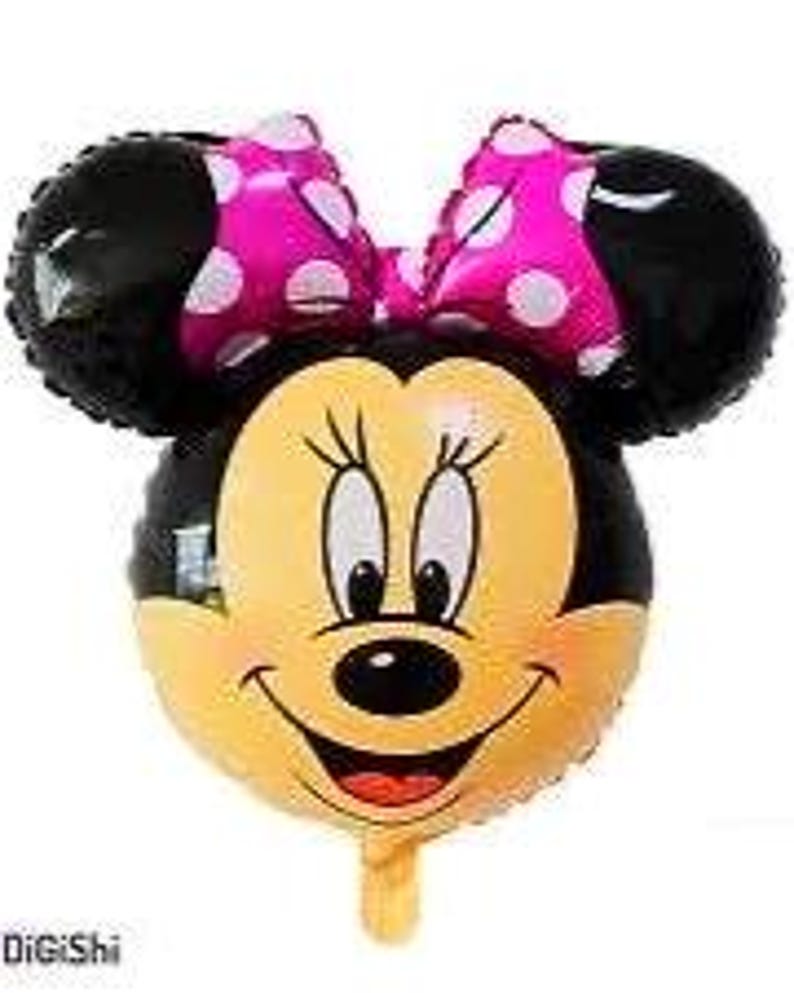Pu&ograve; includere: Un palloncino in alluminio a forma di testa di topo dei cartoni animati con orecchie nere, viso color crema e un fiocco rosa acceso con pois bianchi. Il personaggio ha grandi occhi neri, ciglia lunghe e una bocca sorridente. Testo: DiGiShi.