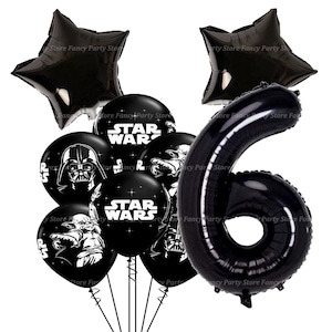 Puede incluir: Un conjunto de globos negros con tem&aacute;tica de Star Wars, que incluyen globos en forma de estrella y el n&uacute;mero 6. Los globos redondos presentan im&aacute;genes de Darth Vader y Yoda, con el logotipo de Star Wars. Ideal para una fiesta de cumplea&ntilde;os.