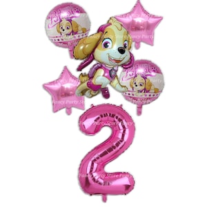 K&ouml;nnte beinhalten: Rosa und wei&szlig;e Folienballons mit einem Cartoon-Bild eines Hundes, der eine rosa und violette Uniform tr&auml;gt. Die Ballons buchstabieren "PAW Patrol" und beinhalten einen Ballon mit der Nummer "2".