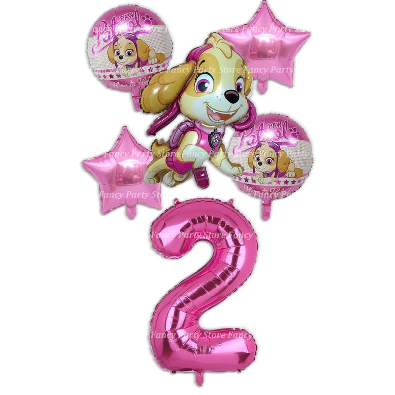 K&ouml;nnte beinhalten: Rosa und wei&szlig;e Folienballons mit einem Cartoon-Bild eines Hundes, der eine rosa und violette Uniform tr&auml;gt. Die Ballons buchstabieren "PAW Patrol" und beinhalten einen Ballon mit der Nummer "2".