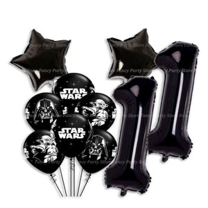 Puede incluir: Un conjunto de globos de fiesta negros con tem&aacute;tica de Star Wars. Incluye globos en forma de estrella, globos redondos con gr&aacute;ficos de Darth Vader y Yoda, y globos con el n&uacute;mero "1".