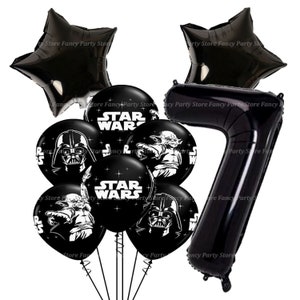 Puede incluir: Un conjunto de globos negros con tem&aacute;tica de Star Wars. Incluye globos en forma de estrella, globos redondos con Darth Vader y Yoda, y un globo con el n&uacute;mero 7. Ideal para una fiesta de cumplea&ntilde;os.