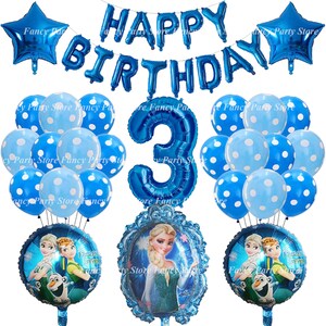 Puede incluir: Decoraciones de globos azules y blancos para una fiesta de cumplea&ntilde;os de 3 a&ntilde;os. Los globos incluyen un gran n&uacute;mero 3, una pancarta que dice "Feliz cumplea&ntilde;os" y globos m&aacute;s peque&ntilde;os con lunares blancos. Tambi&eacute;n hay dos globos redondos con im&aacute;genes de los personajes de la pel&iacute;cula Frozen.