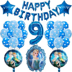 Puede incluir: Globos azules y blancos con lunares blancos, un globo azul n&uacute;mero 9, una pancarta azul que dice "HAPPY BIRTHDAY" y dos globos de aluminio azules con im&aacute;genes de Elsa y Anna de la pel&iacute;cula Frozen.