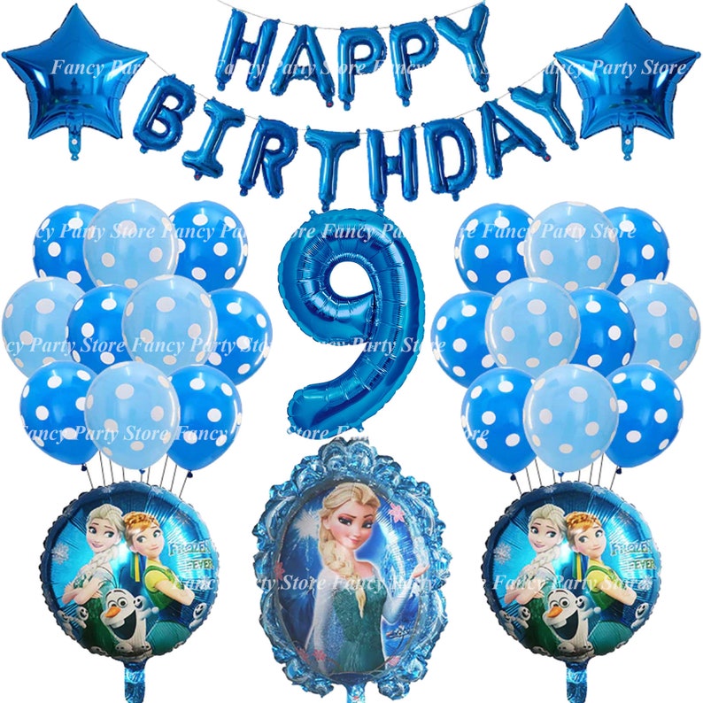 Puede incluir: Globos azules y blancos con lunares blancos, un globo azul n&uacute;mero 9, una pancarta azul que dice "HAPPY BIRTHDAY" y dos globos de aluminio azules con im&aacute;genes de Elsa y Anna de la pel&iacute;cula Frozen.