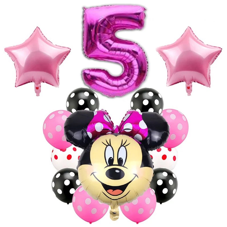 Pu&ograve; includere: Un palloncino rosa con il numero 5, due palloncini rosa a forma di stella e un palloncino Minnie Mouse con pois rosa. Ci sono anche diversi palloncini a pois neri e bianchi.
