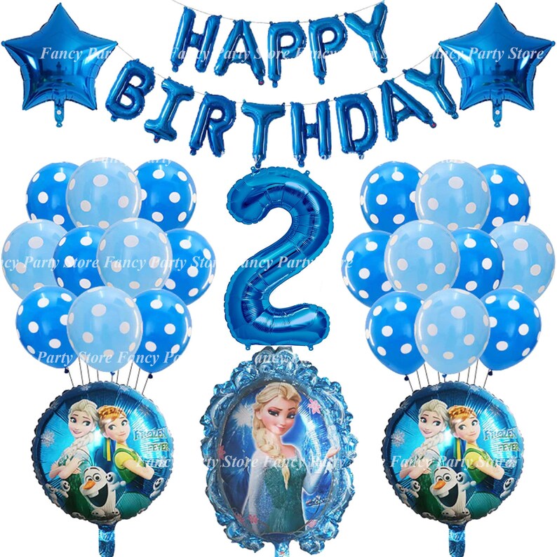 Puede incluir: Globos azules y blancos con lunares, un globo azul n&uacute;mero 2, una pancarta azul de "Feliz cumplea&ntilde;os" y dos globos de aluminio azules con personajes de Frozen.