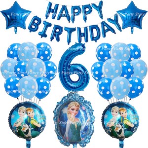 Puede incluir: Decoraciones de globos azules y blancos para una fiesta de cumplea&ntilde;os de 6 a&ntilde;os. Los globos incluyen un gran n&uacute;mero 6, una pancarta que dice "Feliz cumplea&ntilde;os" y dos globos redondos con im&aacute;genes de Elsa y Anna de la pel&iacute;cula Frozen.