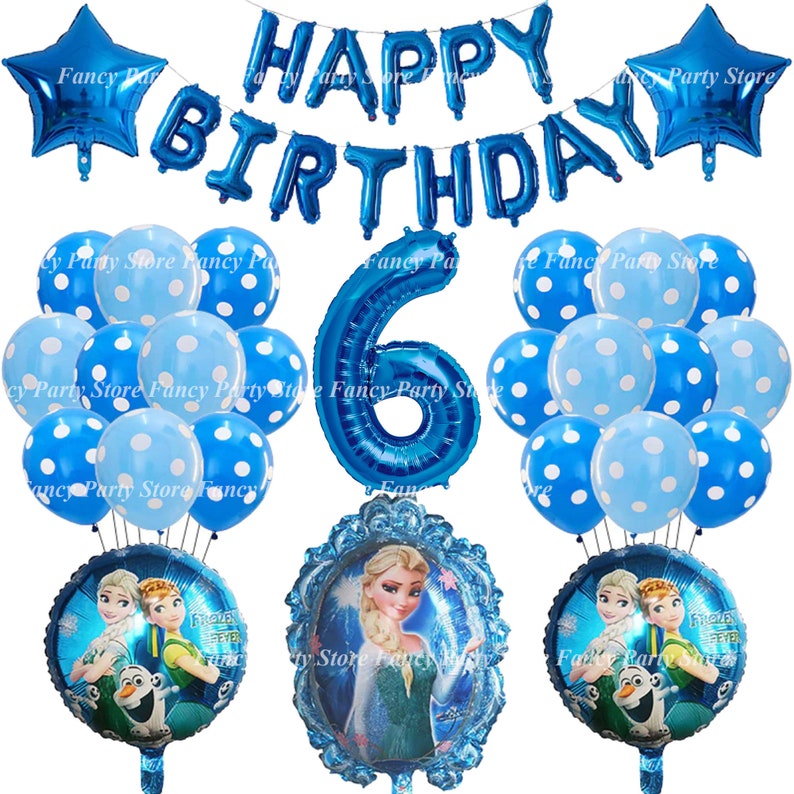 Puede incluir: Decoraciones de globos azules y blancos para una fiesta de cumplea&ntilde;os de 6 a&ntilde;os. Los globos incluyen un gran n&uacute;mero 6, una pancarta que dice "Feliz cumplea&ntilde;os" y dos globos redondos con im&aacute;genes de Elsa y Anna de la pel&iacute;cula Frozen.